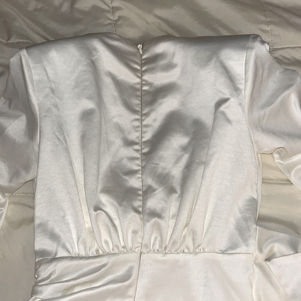 House of CB 'loana' Ivory Draped Satin Dress.
Size medium. - Picture 10 of 11